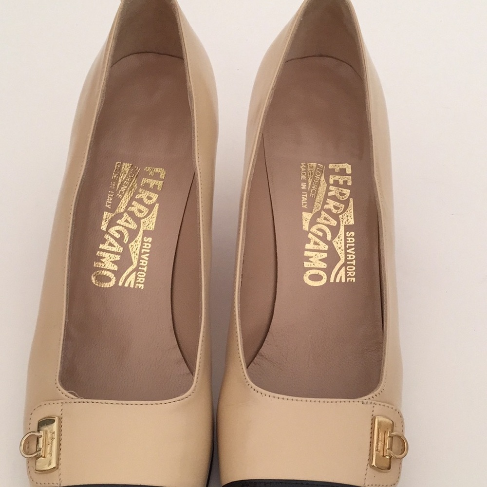 Salvatore Ferragamo Black Patent Cap-Toe Tan Leather Pumps - Gold Gancini - Picture 13 of 14